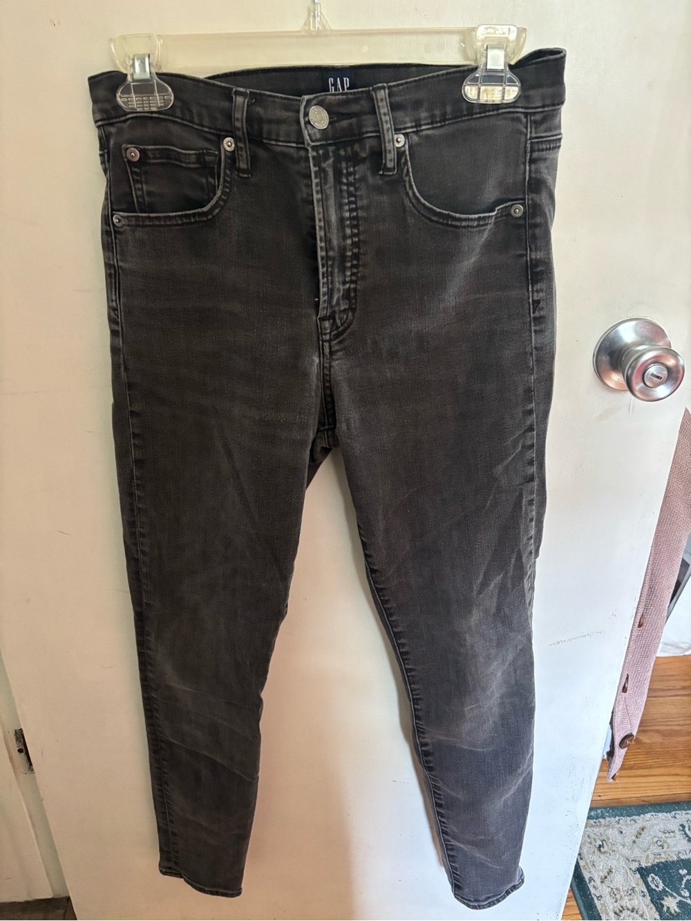 GAP Women’s True Skinny Washed Black Skinny Jeans